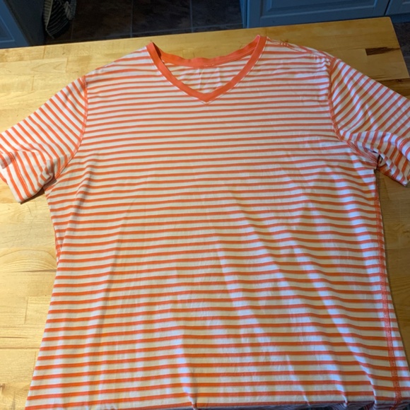 Lulu lemon t-shirts - Picture 2 of 3